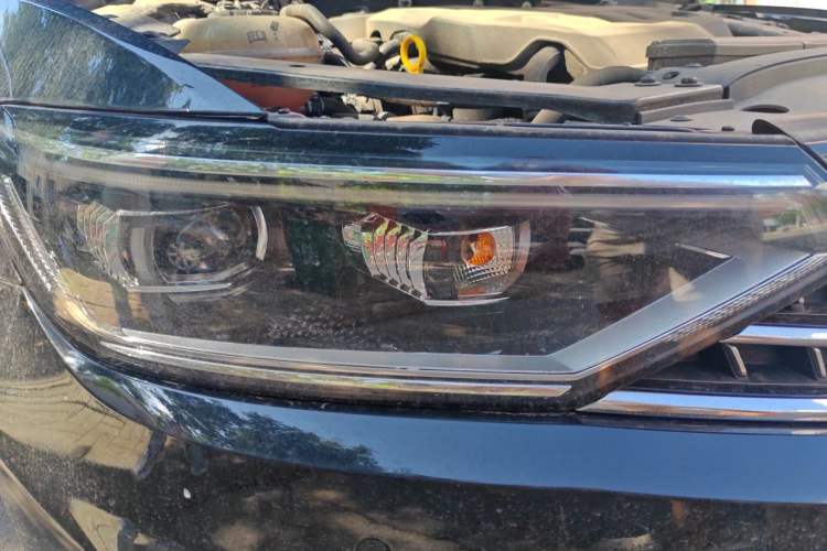 Used Volkswagen Magotan 2023 2 Million Units Commemorative Edition 330TSI DSG Luxury Version Right Front Headlight