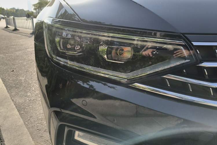 Used Volkswagen Magotan 2023 2 Million Units Commemorative Edition 330TSI DSG Luxury Version Right Front Headlight