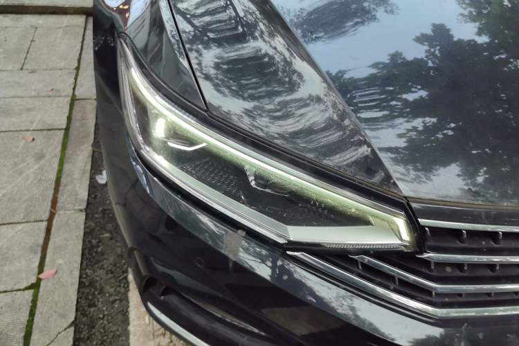 Used Volkswagen Magotan 2023 2 Million Units Limited Edition 330TSI DSG Leading Version Right Front Headlight
