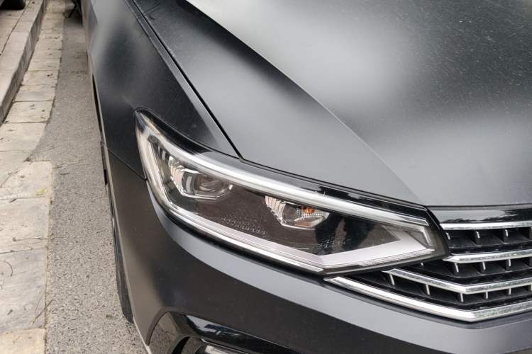 Used Volkswagen Magotan 2023 2 Million Units Limited Edition 330TSI DSG Leading Version Right Front Headlight