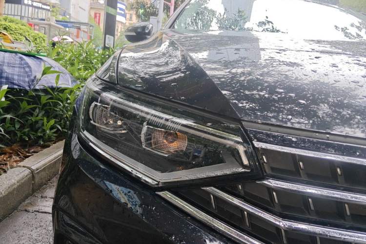 Used Volkswagen Magotan 2023 2 Million Units Limited Edition 330TSI DSG Leading Version Right Front Headlight