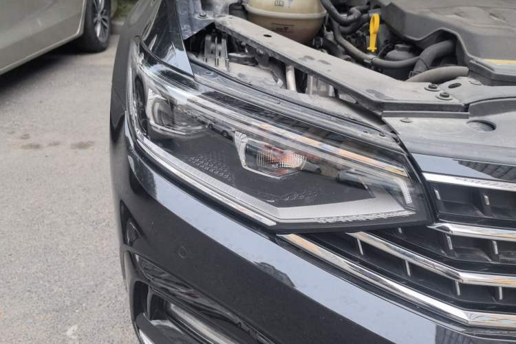 Used Volkswagen Magotan 2023 2 Million Units Limited Edition 330TSI DSG Leading Version Right Front Headlight