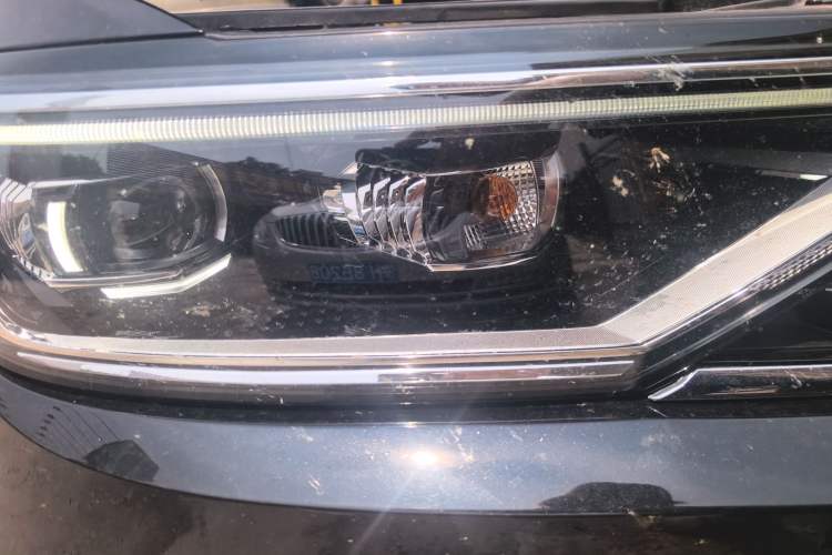 Used Volkswagen Magotan 2023 2 Million Units Commemorative Edition 330TSI DSG Luxury Version Right Front Headlight