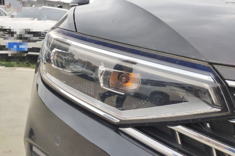 Used Volkswagen Magotan 2023 2 Million Units Commemorative Edition 330TSI DSG Luxury Version Right Front Headlight