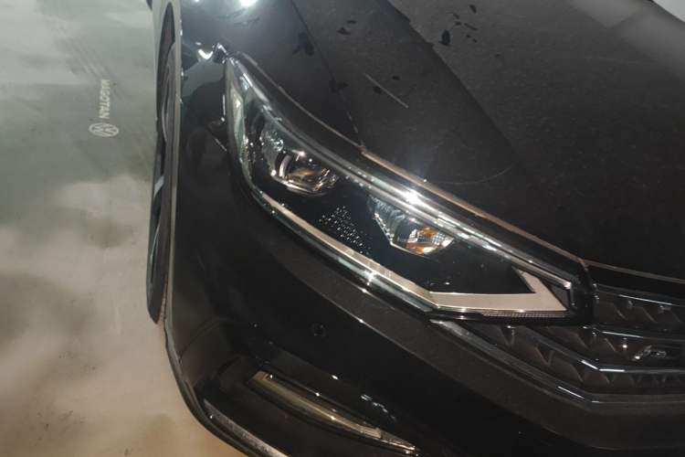 Used Volkswagen Magotan 2023 2 Million Units Commemorative Edition 330TSI DSG Luxury Version Right Front Headlight