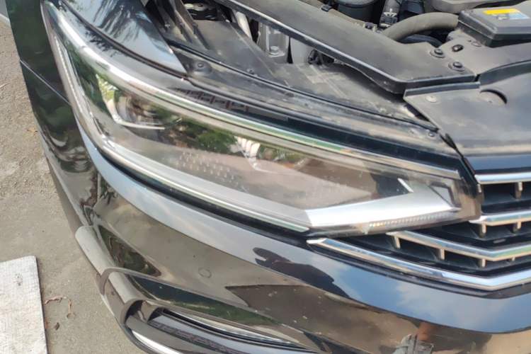 Used Volkswagen Magotan 2023 2 Million Units Commemorative Edition 330TSI DSG Luxury Version Right Front Headlight