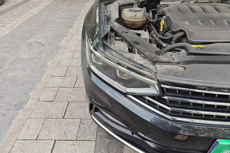 Used Volkswagen Magotan 2023 2 Million Units Commemorative Edition 330TSI DSG Luxury Version Right Front Headlight