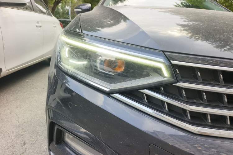 Used Volkswagen Magotan 2023 2 Million Units Commemorative Edition 330TSI DSG Luxury Version Right Front Headlight