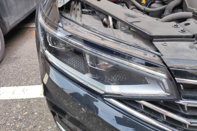 Used Volkswagen Magotan 2023 2 Million Units Commemorative Edition 330TSI DSG Luxury Version Right Front Headlight