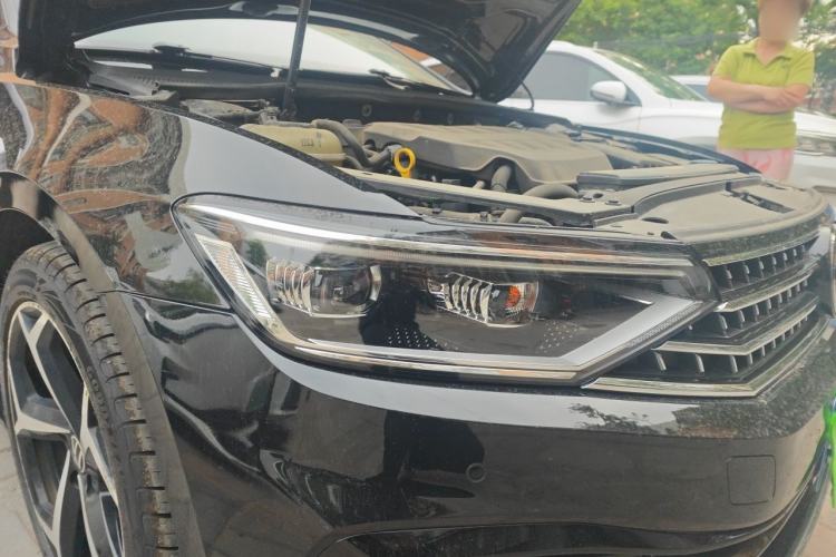 Used Volkswagen Magotan 2023 2 Million Units Commemorative Edition 330TSI DSG Luxury Version Right Front Headlight