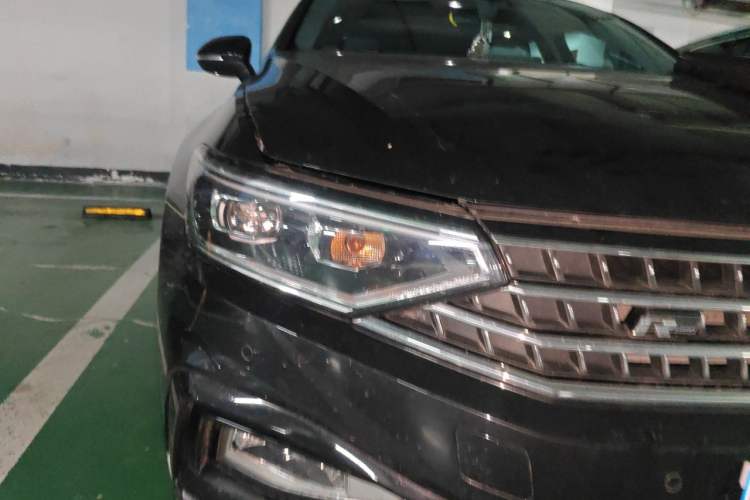Used Volkswagen Magotan 2023 2 Million Units Commemorative Edition 330TSI DSG Luxury Version Right Front Headlight