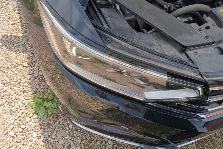 Used Volkswagen Magotan 2023 2 Million Units Commemorative Edition 330TSI DSG Luxury Version Right Front Headlight