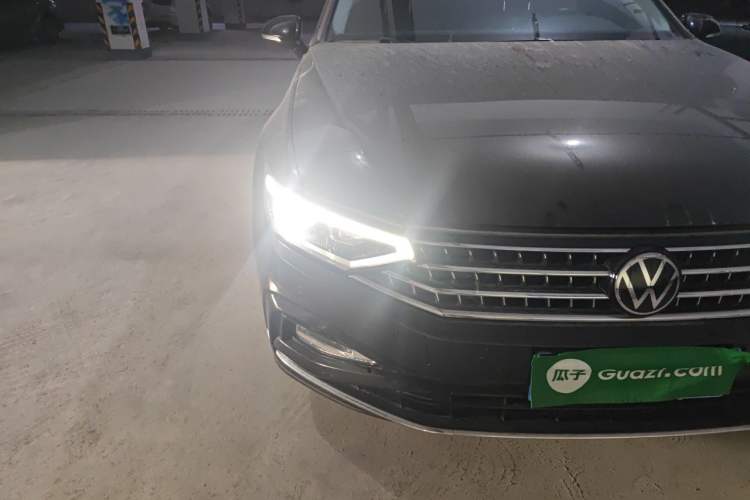 Used Volkswagen Magotan 2023 2 Million Units Commemorative Edition 330TSI DSG Luxury Version Right Front Headlight