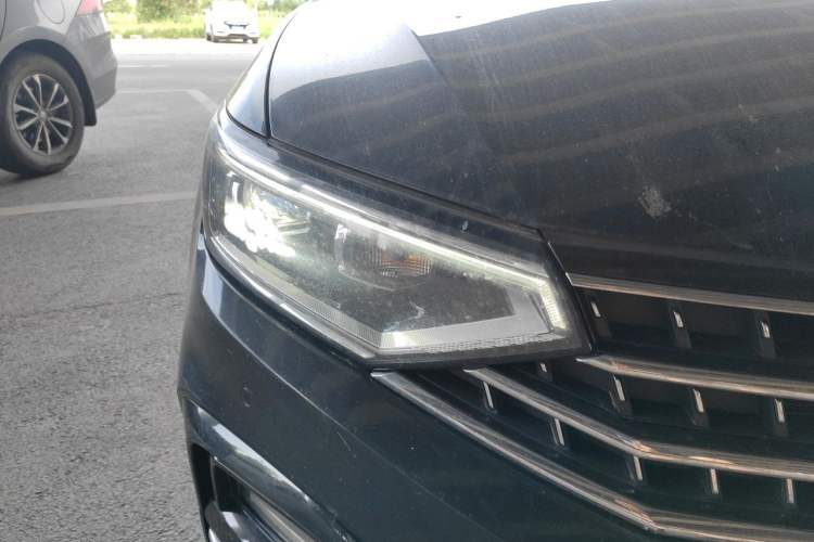 Used Volkswagen Magotan 2023 2 Million Units Limited Edition 330TSI DSG Leading Version Right Front Headlight