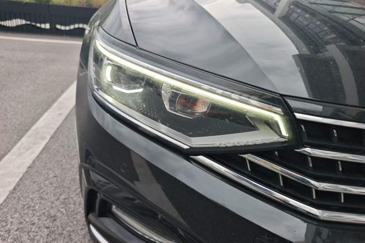 Used Volkswagen Magotan 2023 2 Million Units Commemorative Edition 330TSI DSG Luxury Version Right Front Headlight