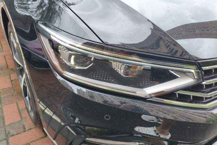 Used Volkswagen Magotan 2023 2 Million Units Commemorative Edition 330TSI DSG Luxury Version Right Front Headlight