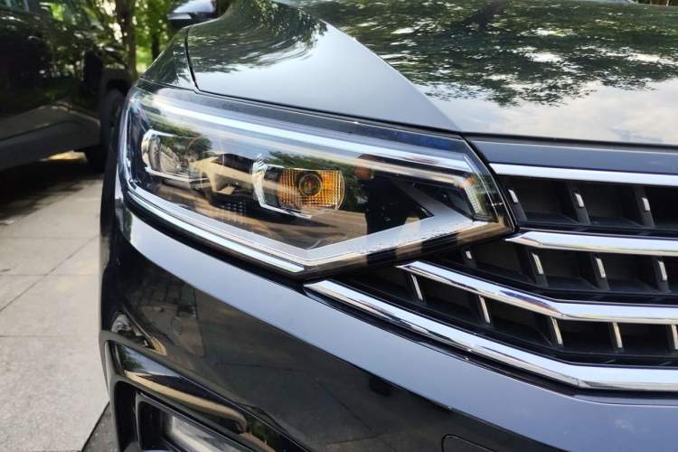 Used Volkswagen Magotan 2023 2 Million Units Limited Edition 330TSI DSG Leading Version Right Front Headlight