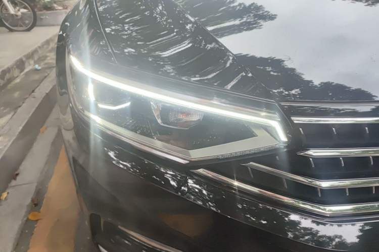 Used Volkswagen Magotan 2023 2 Million Units Commemorative Edition 330TSI DSG Luxury Version Right Front Headlight