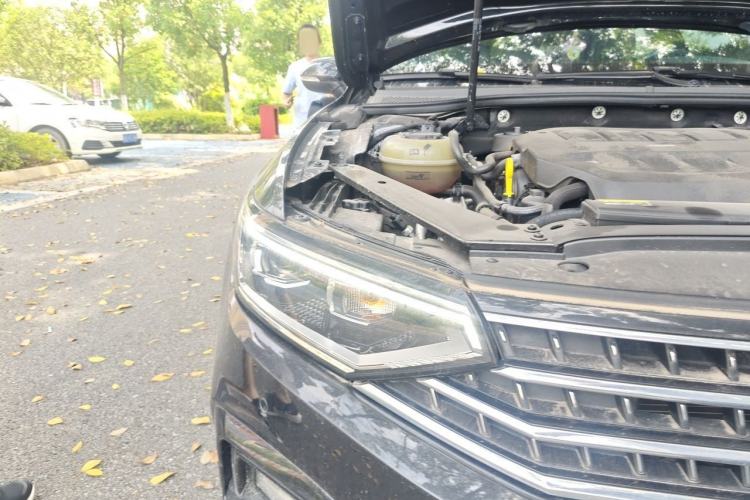 Used Volkswagen Magotan 2023 2 Million Units Commemorative Edition 330TSI DSG Luxury Version Right Front Headlight