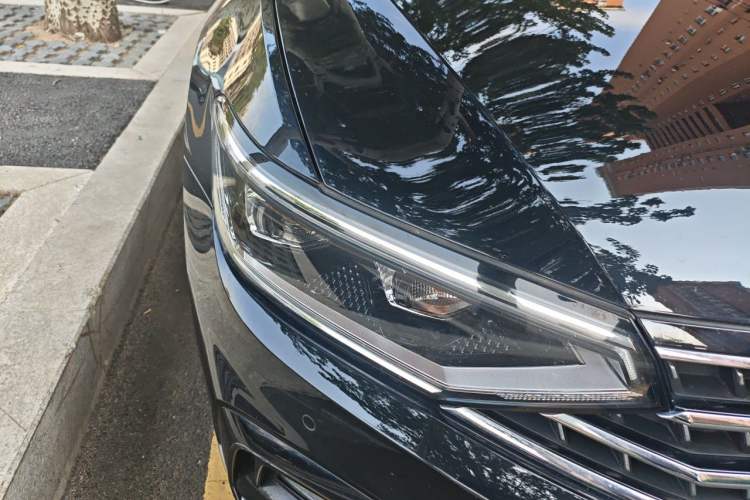 Used Volkswagen Magotan 2023 2 Million Units Commemorative Edition 330TSI DSG Luxury Version Right Front Headlight