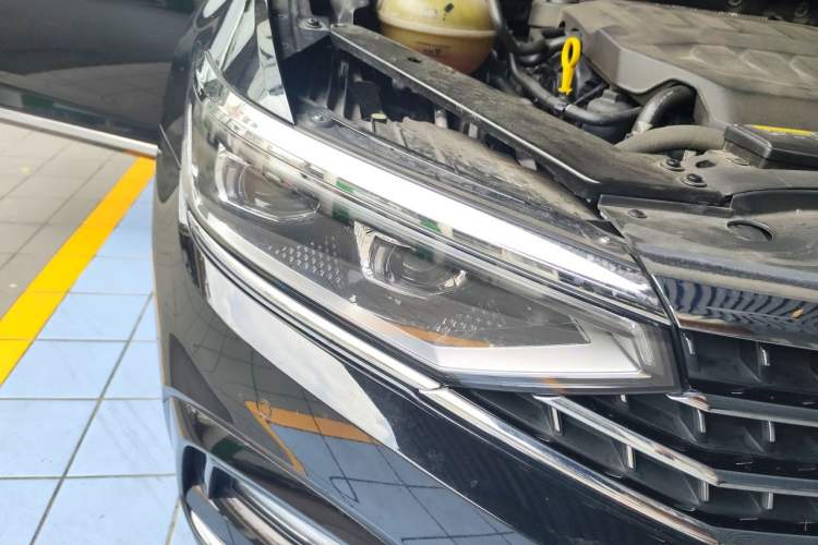 Used Volkswagen Magotan 2023 2 Million Units Limited-Edition 380TSI DSG Flagship Version Right Front Headlight