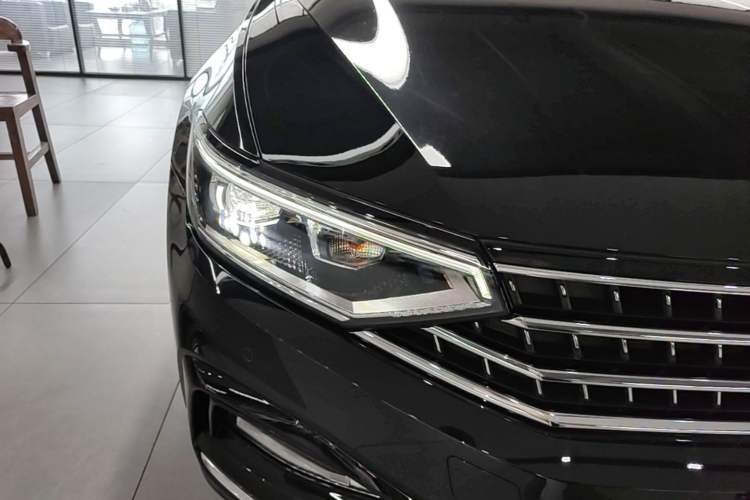 Used Volkswagen Magotan 2023 2 Million Units Limited Edition 330TSI DSG Leading Version Right Front Headlight