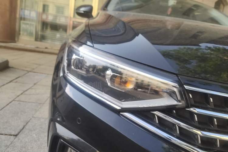 Used Volkswagen Magotan 2023 2 Million Units Commemorative Edition 330TSI DSG Luxury Version Right Front Headlight