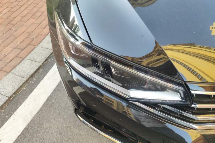 Used Volkswagen Magotan 2023 2 Million Units Commemorative Edition 330TSI DSG Luxury Version Right Front Headlight