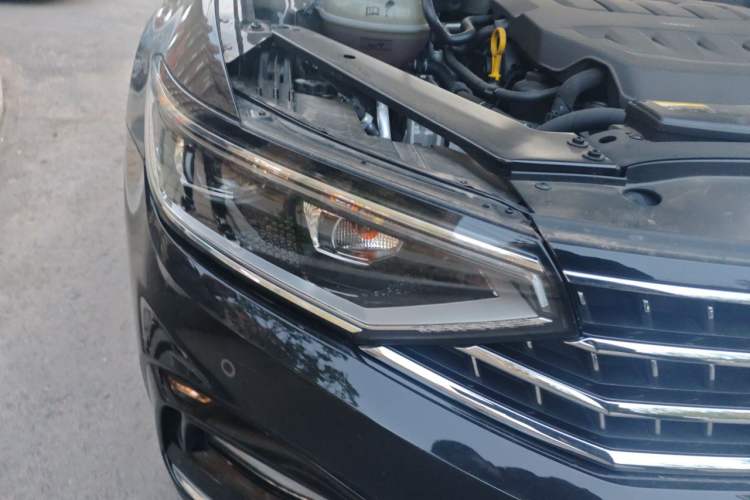 Used Volkswagen Magotan 2023 2 Million Units Commemorative Edition 330TSI DSG Luxury Version Right Front Headlight