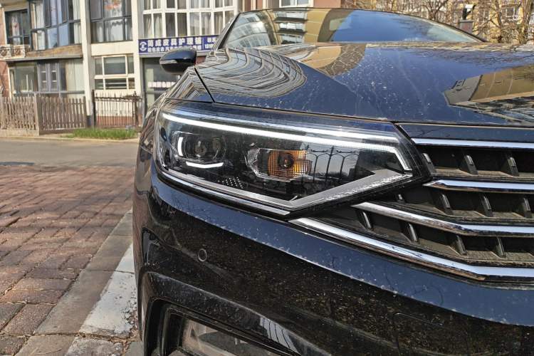 Used Volkswagen Magotan 2023 2 Million Units Limited-Edition 280TSI DSG Comfort Version Right Front Headlight