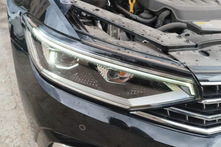 Used Volkswagen Magotan 2023 2 Million Units Commemorative Edition 330TSI DSG Luxury Version Right Front Headlight