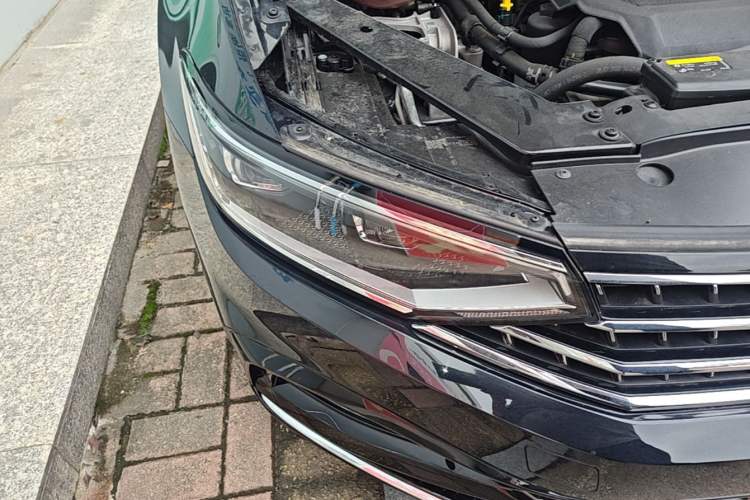Used Volkswagen Magotan 2023 2 Million Units Commemorative Edition 330TSI DSG Luxury Version Right Front Headlight