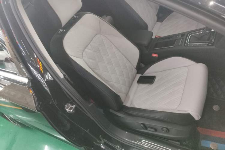 Used Volkswagen Magotan 2023 2 Million Units Commemorative Edition 330TSI DSG Luxury Version Right Front Seat