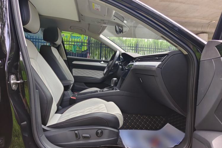 Used Volkswagen Magotan 2023 2 Million Units Commemorative Edition 330TSI DSG Luxury Version Right Front Seat