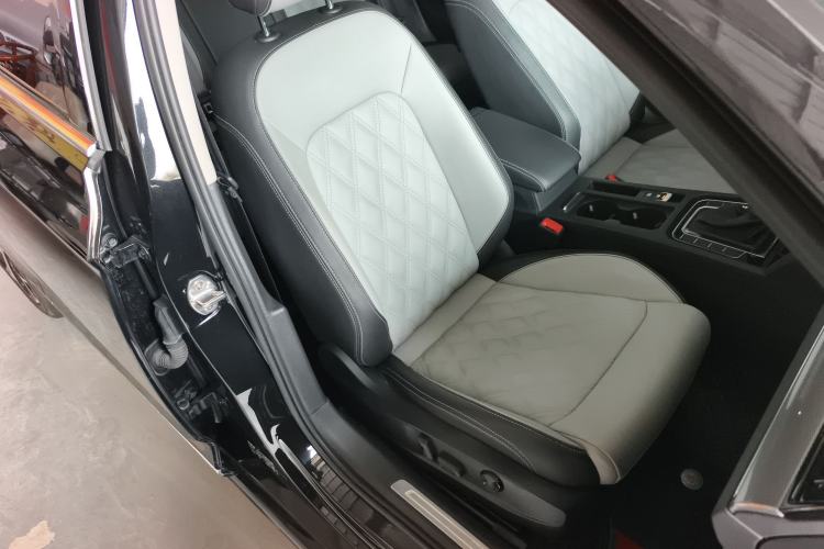 Used Volkswagen Magotan 2023 2 Million Units Limited Edition 330TSI DSG Leading Version Right Front Seat