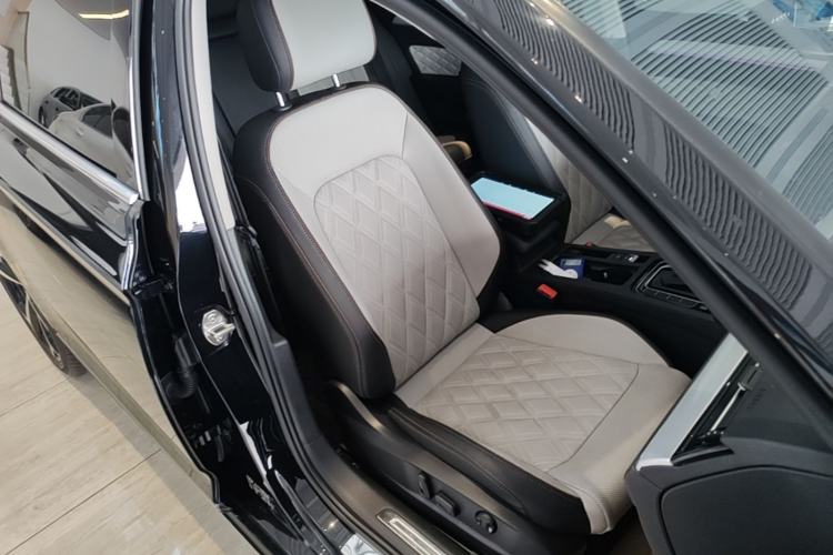 Used Volkswagen Magotan 2023 2 Million Units Commemorative Edition 330TSI DSG Luxury Version Right Front Seat