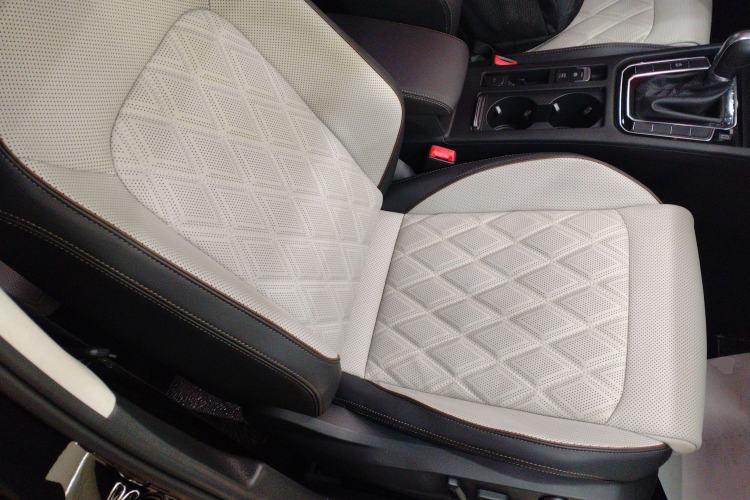 Used Volkswagen Magotan 2023 2 Million Units Commemorative Edition 330TSI DSG Luxury Version Right Front Seat
