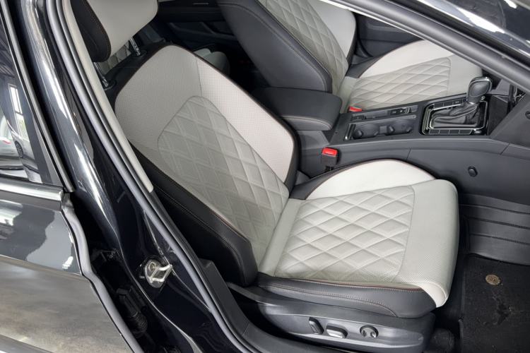 Used Volkswagen Magotan 2023 2 Million Units Commemorative Edition 330TSI DSG Luxury Version Right Front Seat