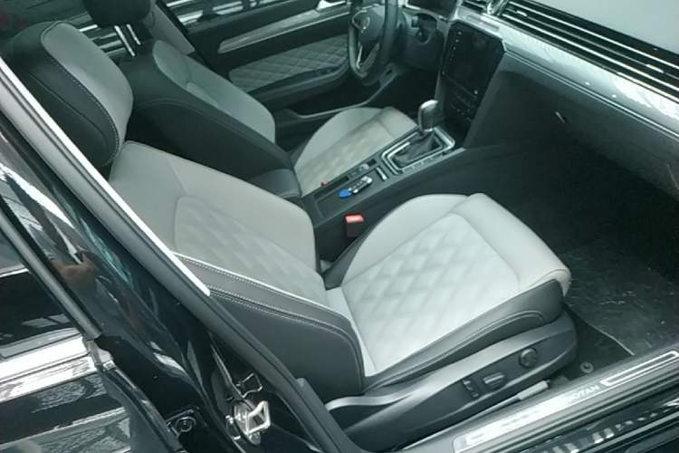 Used Volkswagen Magotan 2023 2 Million Units Limited Edition 330TSI DSG Leading Version Right Front Seat