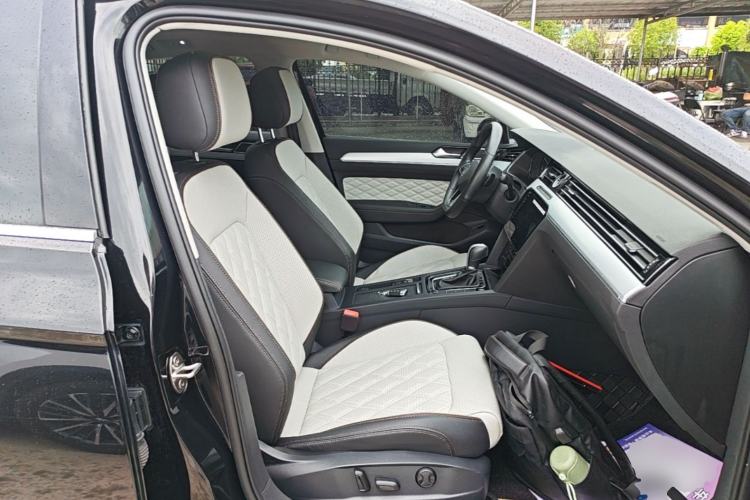 Used Volkswagen Magotan 2023 2 Million Units Commemorative Edition 330TSI DSG Luxury Version Right Front Seat