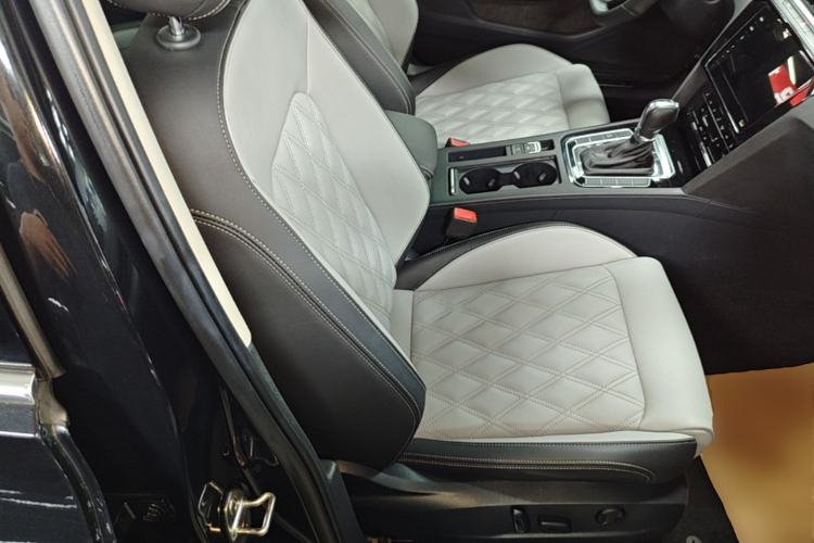 Used Volkswagen Magotan 2023 2 Million Units Limited Edition 330TSI DSG Leading Version Right Front Seat