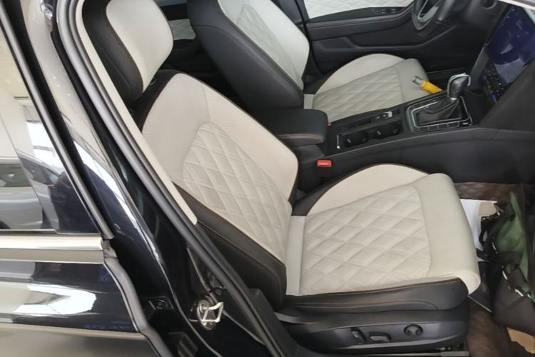 Used Volkswagen Magotan 2023 2 Million Units Commemorative Edition 330TSI DSG Luxury Version Right Front Seat
