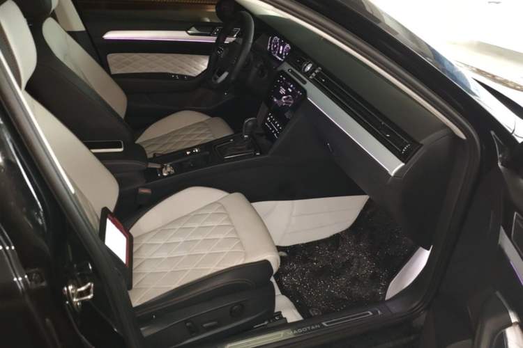 Used Volkswagen Magotan 2023 2 Million Units Commemorative Edition 330TSI DSG Luxury Version Right Front Seat