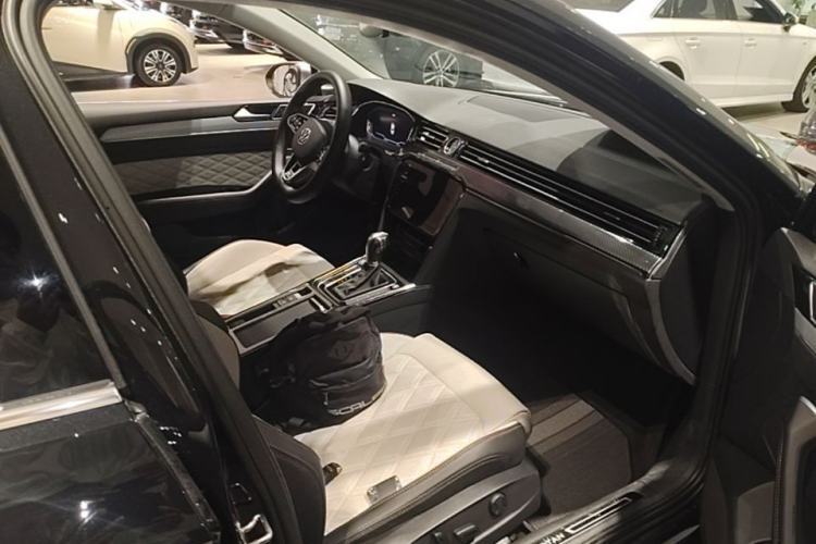 Used Volkswagen Magotan 2023 2 Million Units Commemorative Edition 330TSI DSG Luxury Version Right Front Seat