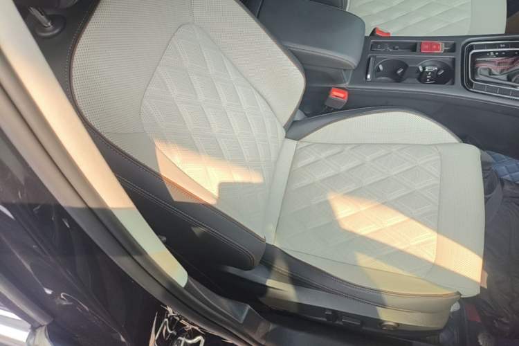 Used Volkswagen Magotan 2023 2 Million Units Commemorative Edition 330TSI DSG Luxury Version Right Front Seat