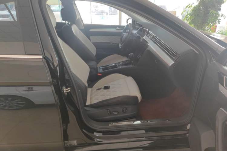 Used Volkswagen Magotan 2023 2 Million Units Commemorative Edition 330TSI DSG Luxury Version Right Front Seat