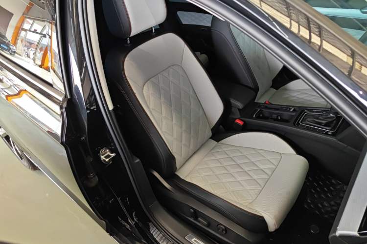 Used Volkswagen Magotan 2023 2 Million Units Limited Edition 330TSI DSG Leading Version Right Front Seat