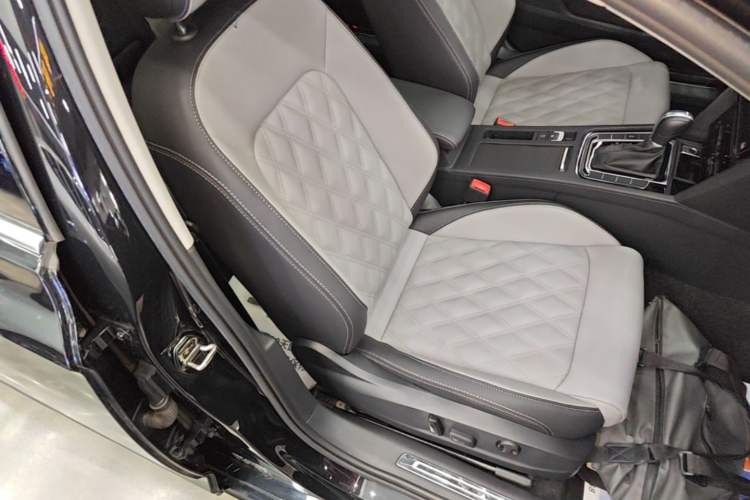 Used Volkswagen Magotan 2023 2 Million Units Limited Edition 330TSI DSG Leading Version Right Front Seat