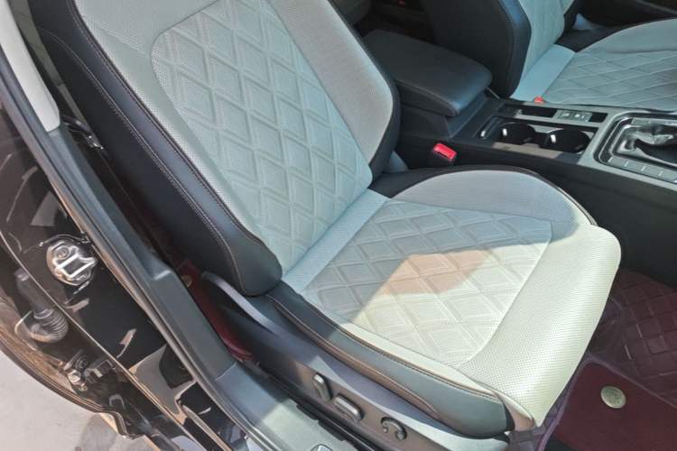 Used Volkswagen Magotan 2023 2 Million Units Commemorative Edition 330TSI DSG Luxury Version Right Front Seat