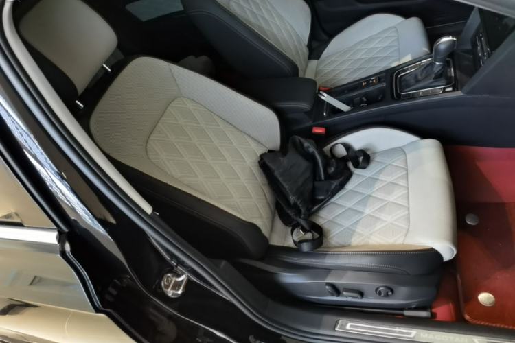 Used Volkswagen Magotan 2023 2 Million Units Commemorative Edition 330TSI DSG Luxury Version Right Front Seat